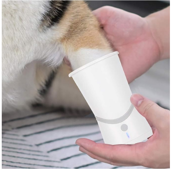 Uso del limpiador de patas con la pata de un perro